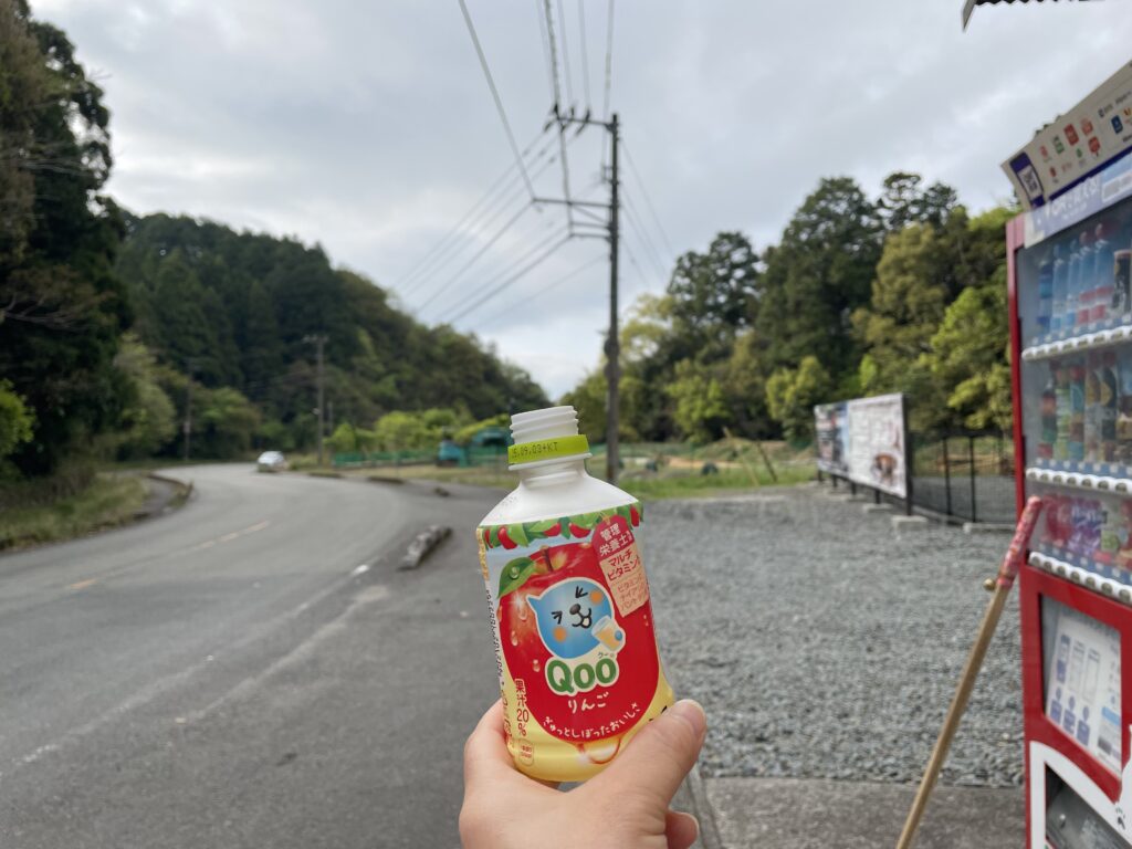 自販機で飲み物を買う