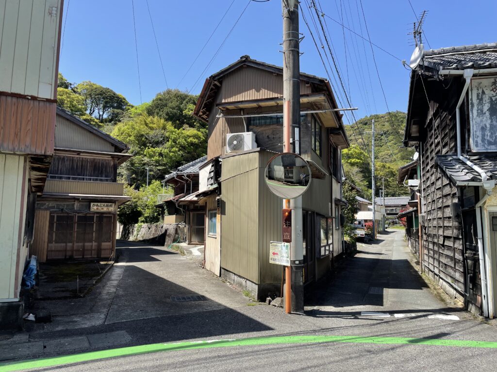 3つ又に分かれた路地