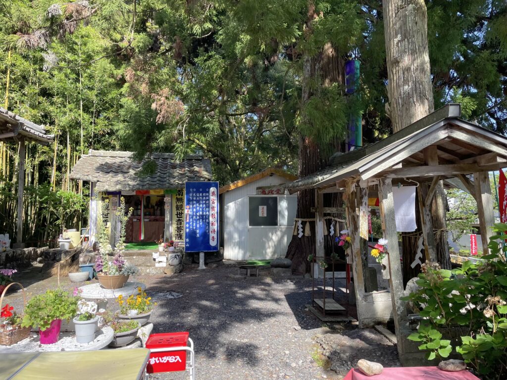 東洋大師の境内と通夜堂