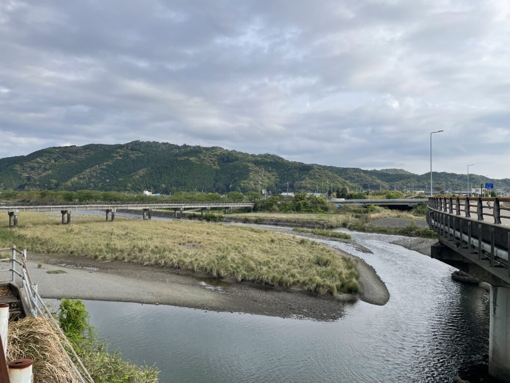 野根川を渡る