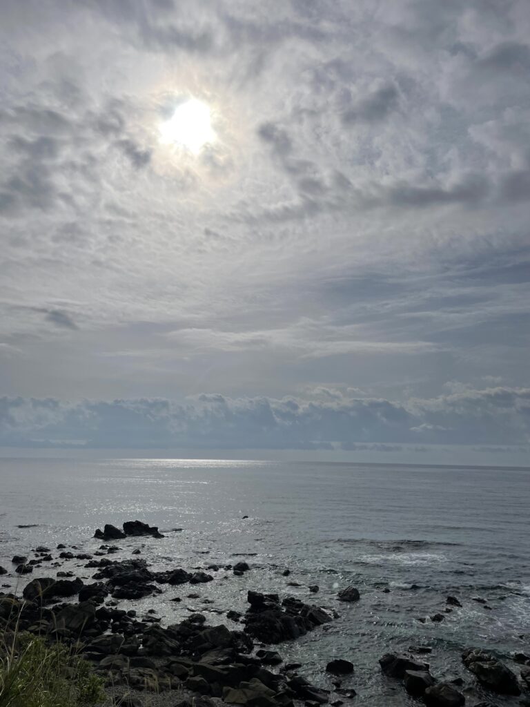 海に落ちる太陽の光
