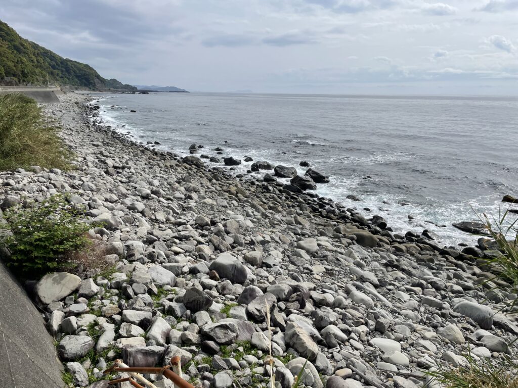石ごろごろの浜辺