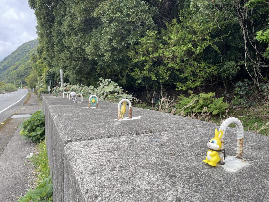 ブロック塀の上にオブジェが