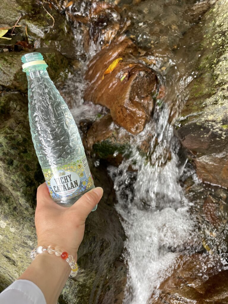 ペットボトルに水を汲む