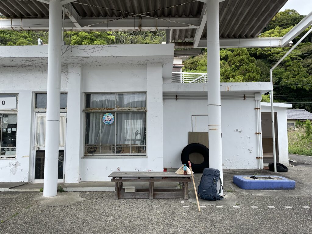ガソリンスタンドのベンチで昼ごはん