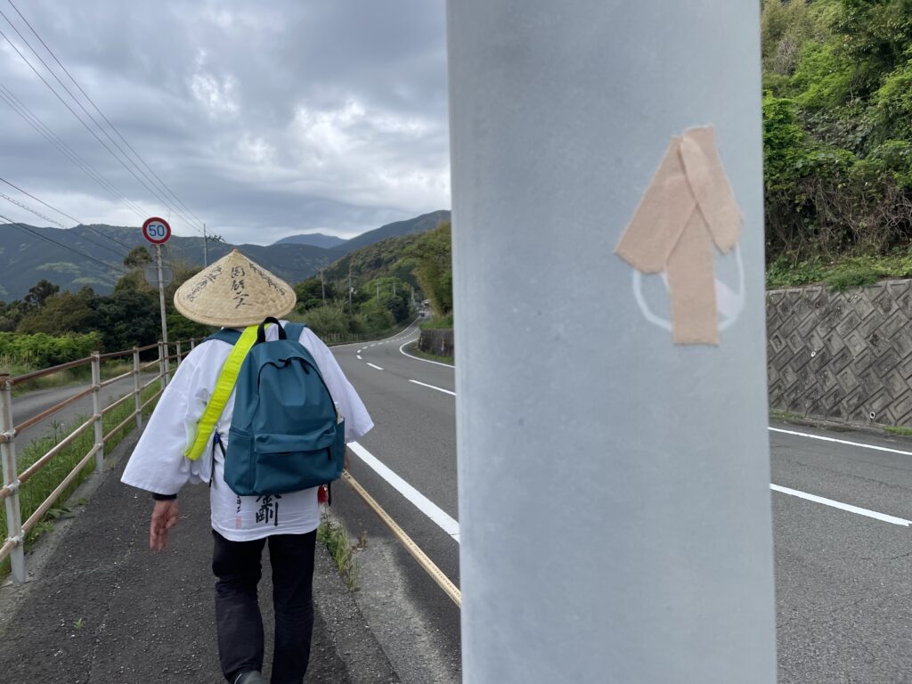 テーピングテープで修正されたへんろ矢印