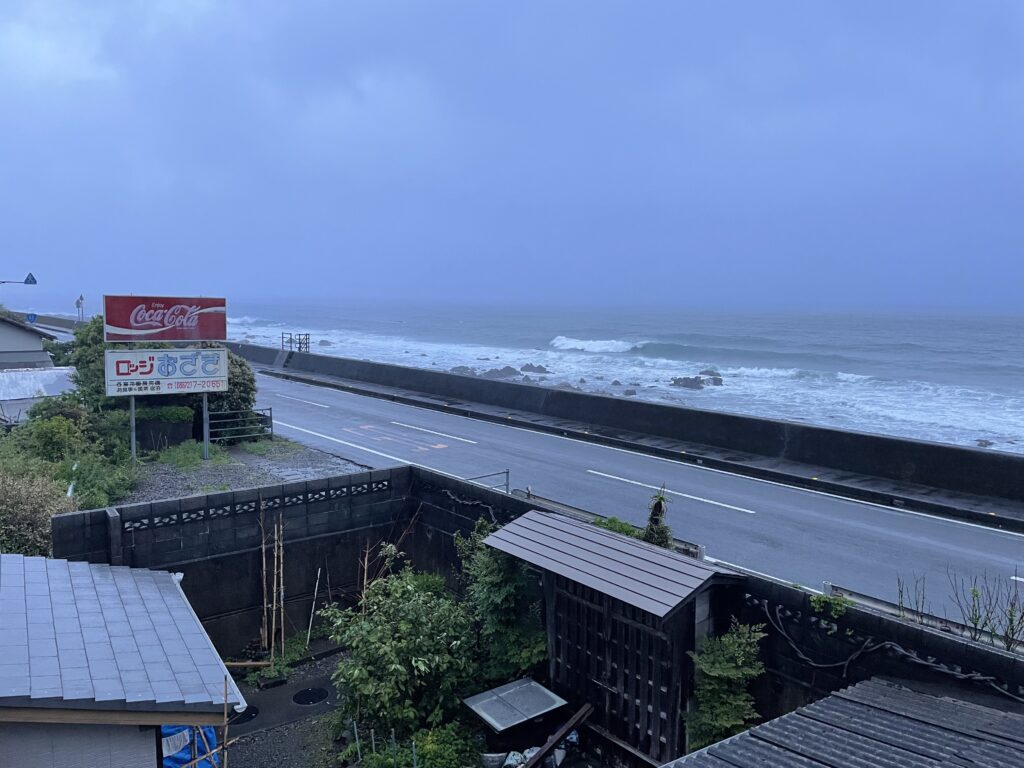 まだまだ波が高い