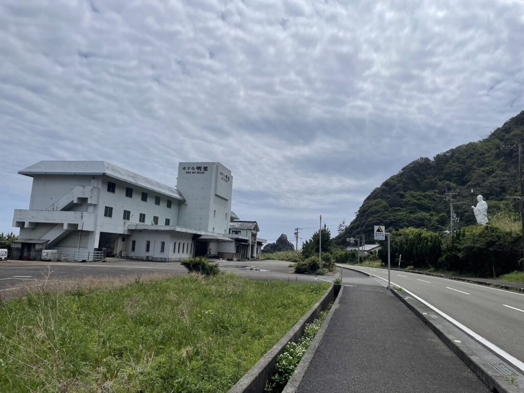 青年大師像とホテル明星