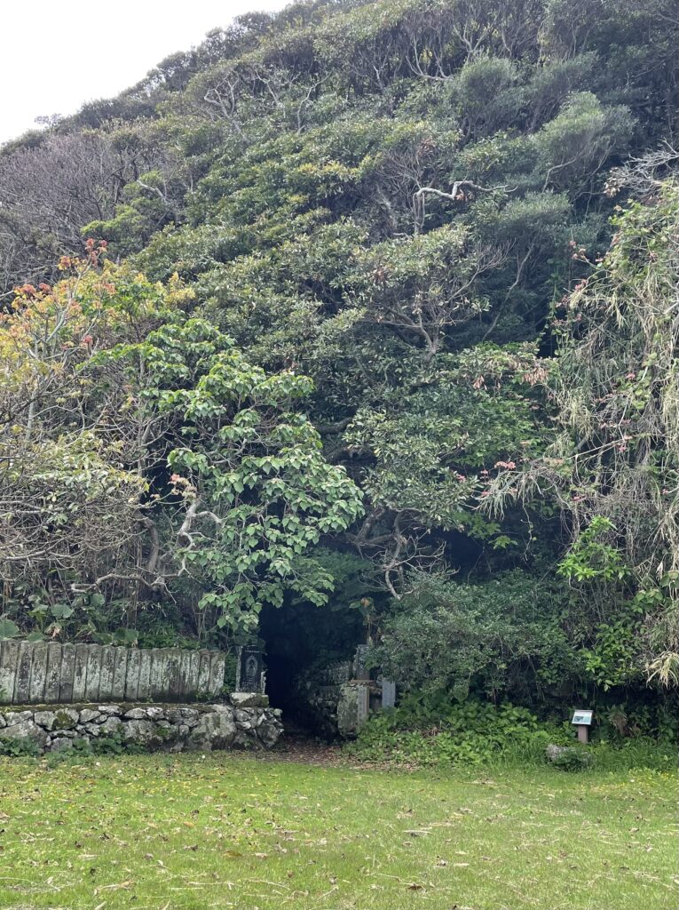 最御崎寺奥の院、「一夜建立の岩屋」