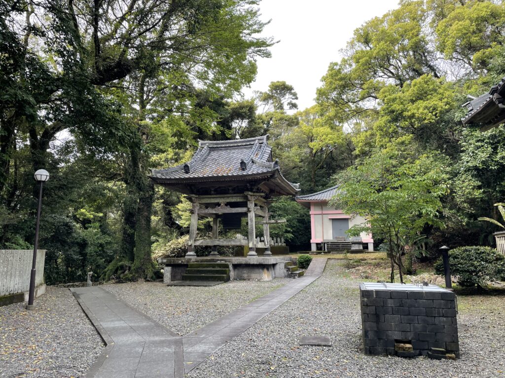 鐘撞堂の左を抜けて、次の札所へ
