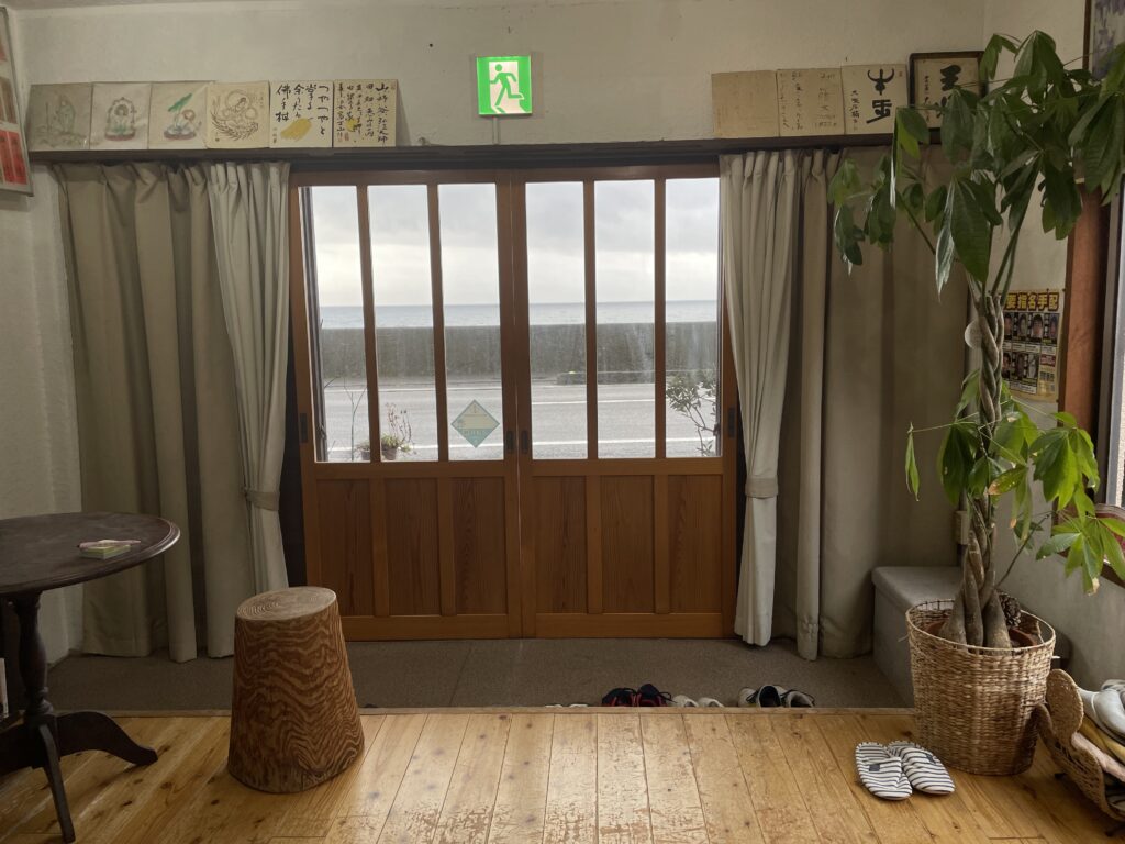 玄関から見える海の様子
