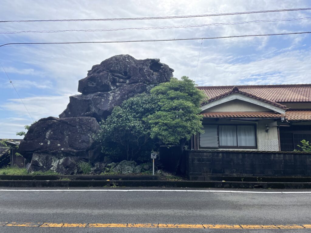 大岩に寄り添うように建つ民家