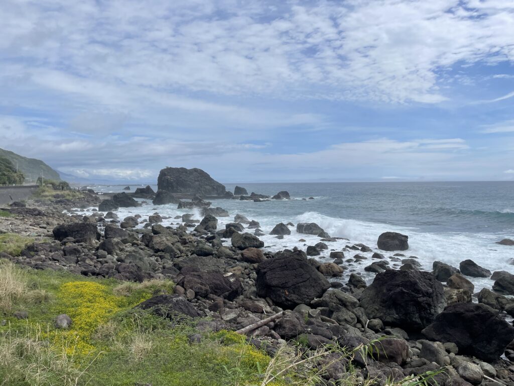 岩ごろごろの海岸