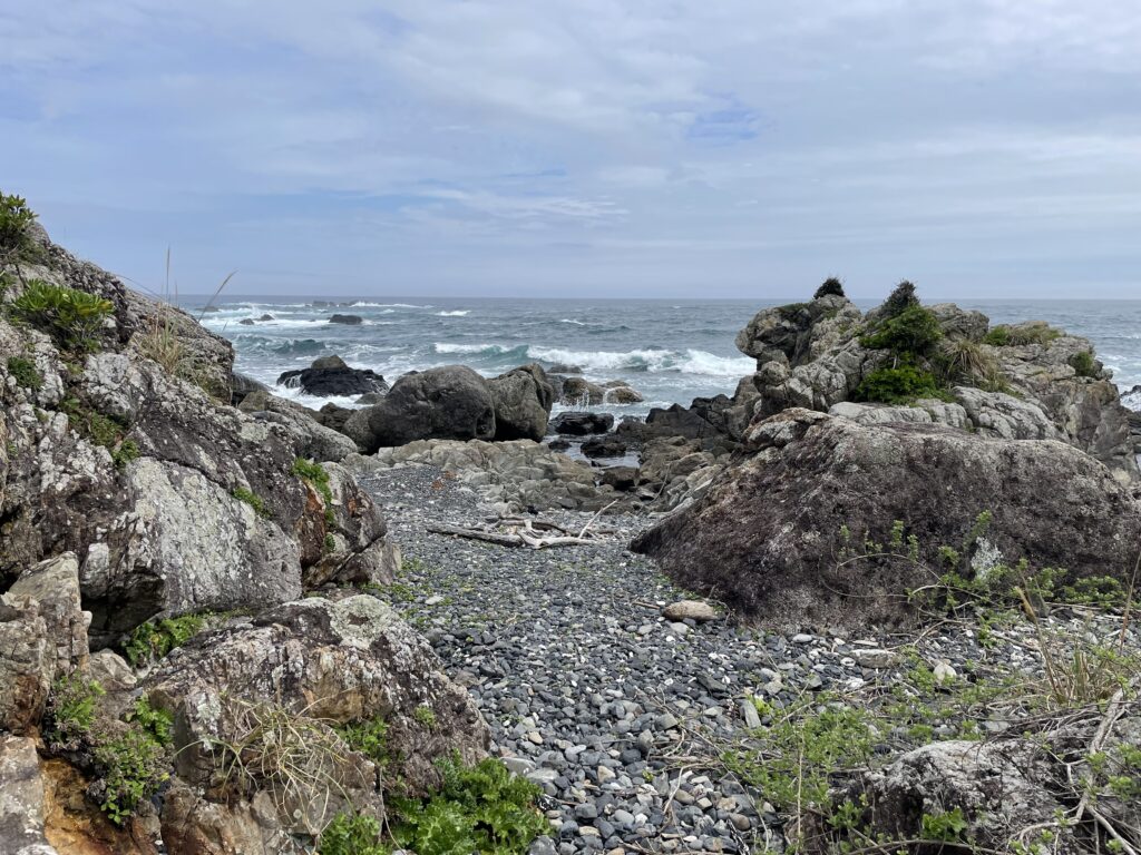 波の砕ける岩浜辺