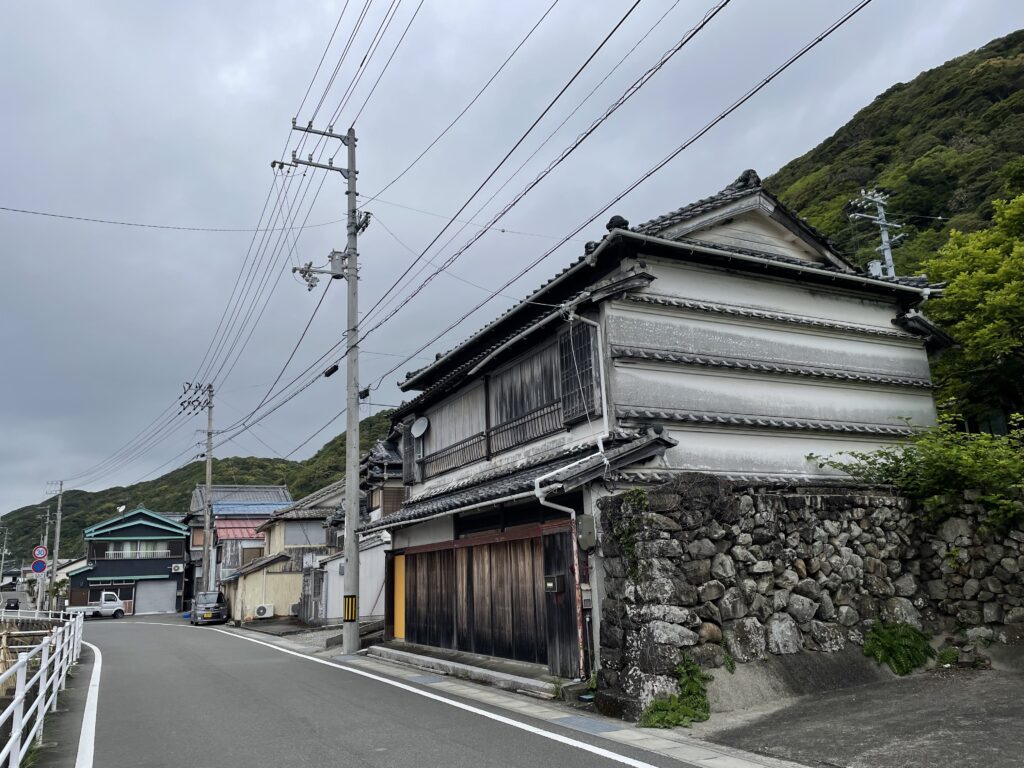 漆喰に水切り瓦の家