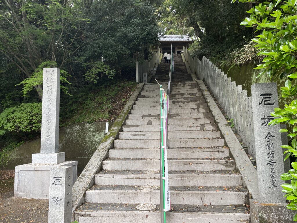 厄除け坂を老夫婦が登っていく