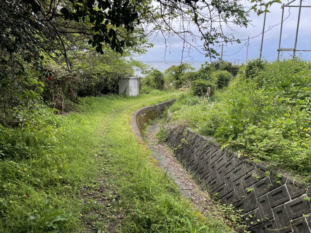 用水路の横を通って国道へ