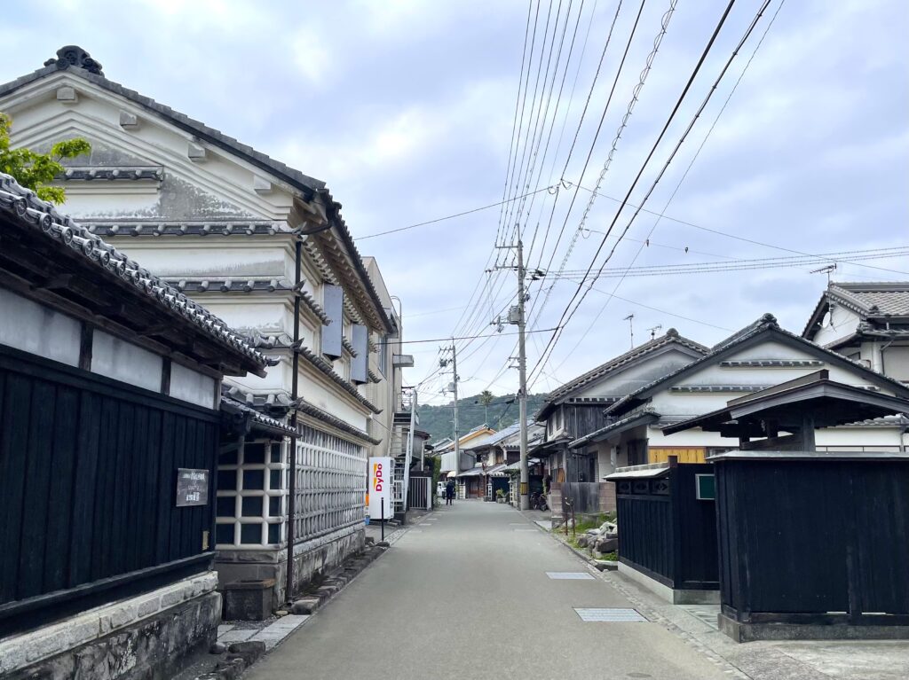 土佐漆喰と水切り瓦の屋敷