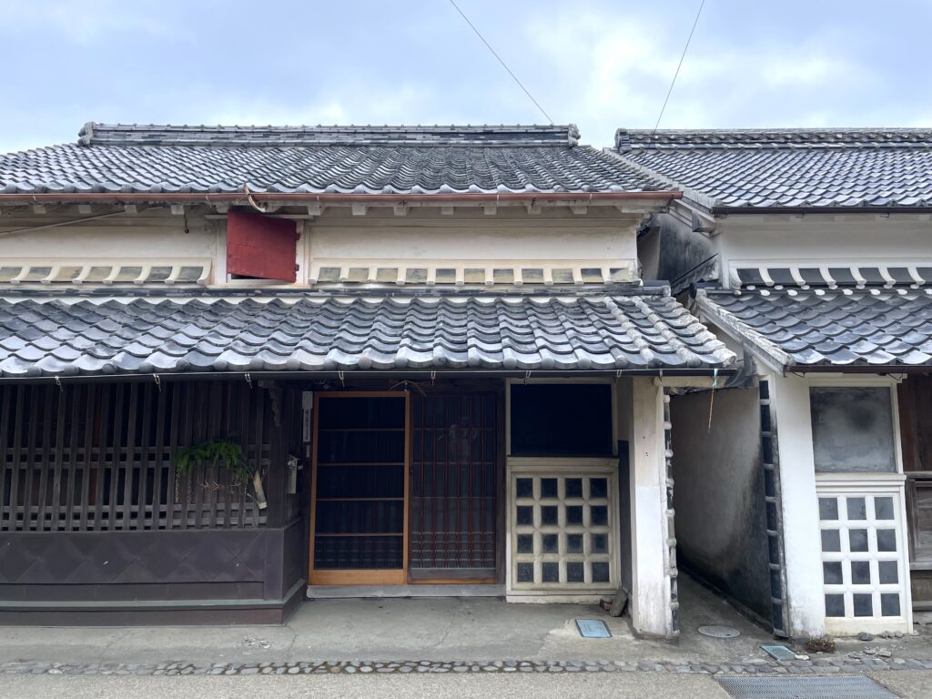 軒の高さが揃えられた民家