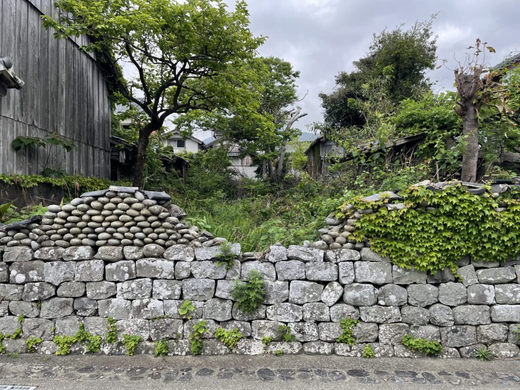 崩れてしまった石垣