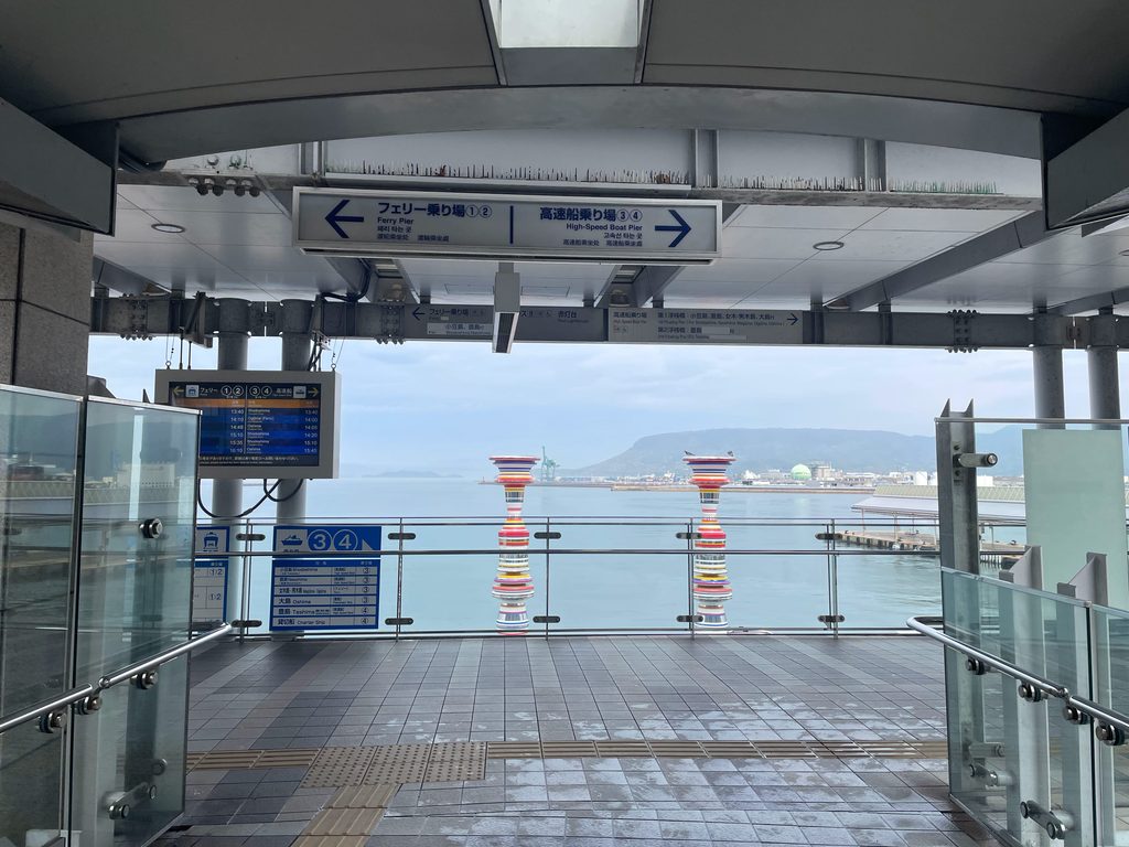 ターミナル誘導橋から見た屋島