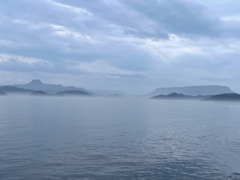 海側から見る五剣山と屋島