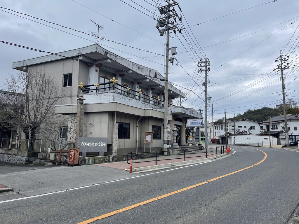 道路沿いにある総本院