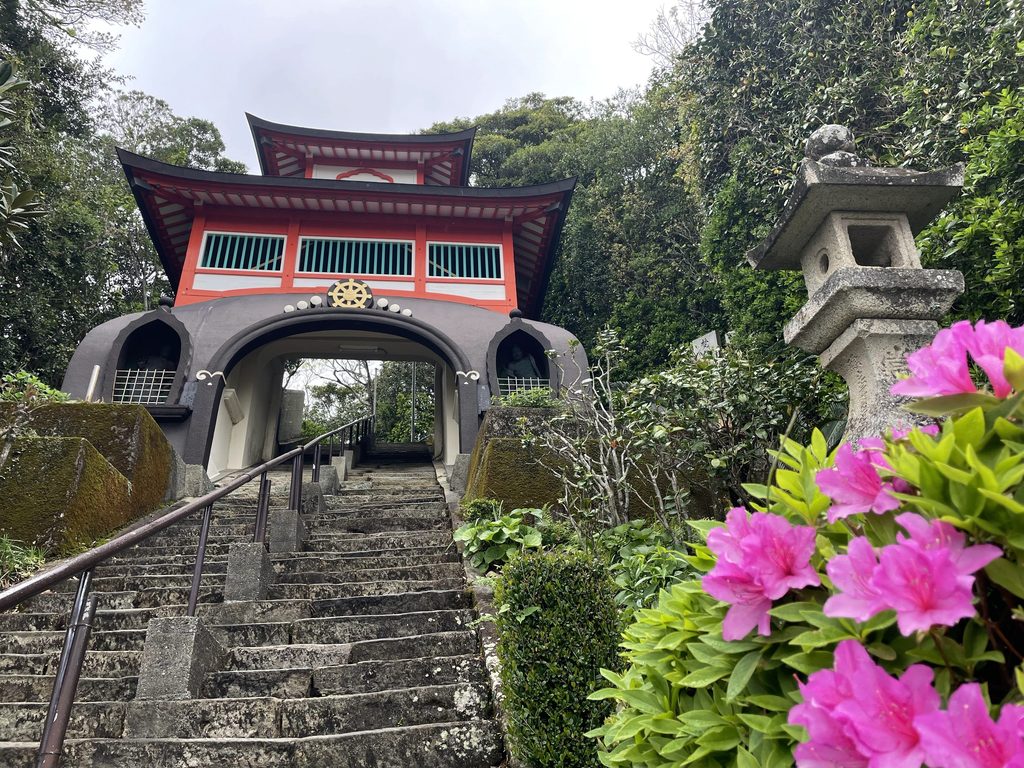 朱い楼門は仁王門
